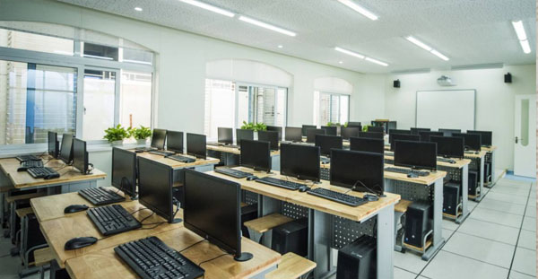 如何選擇多媒體教室設(shè)備？